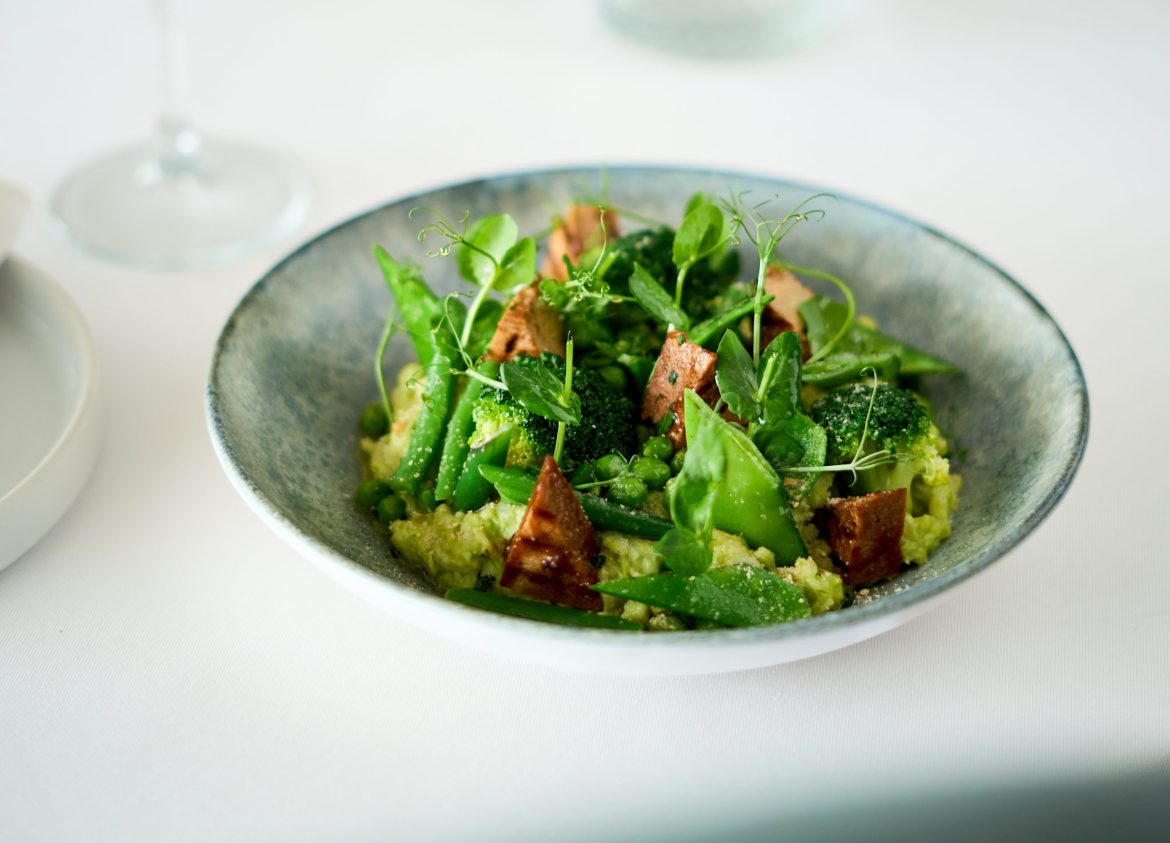 Discover Chef Bianca Beukes’ spring-inspired pea risotto recipe from Radisson Collection Waterfront Cape Town. A creamy, colourful dish perfect for seasonal dining.